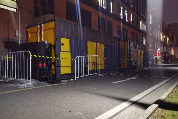 甘肃柴油发电机组的输出电压是如何调节的？